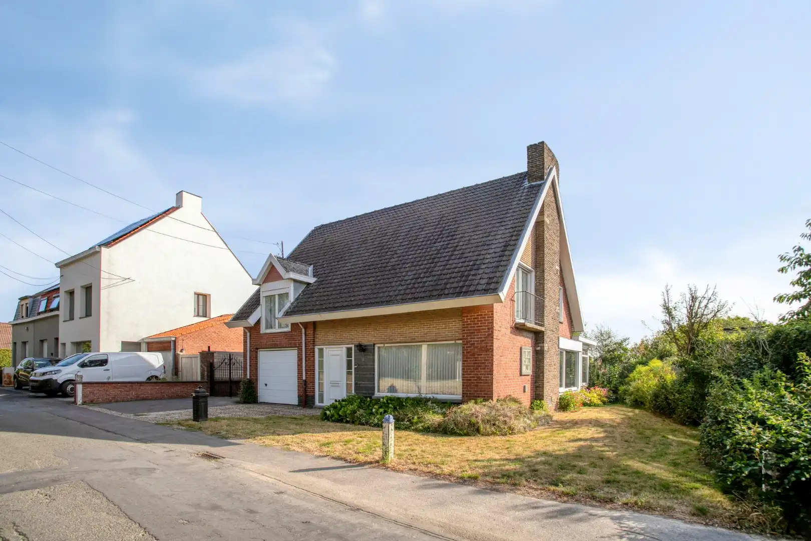 Open bebouwing met 4 slaapkamers en grote garage! foto 2