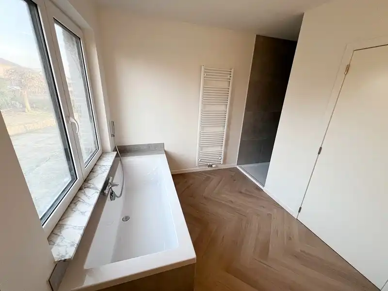 Stijlvol gerenoveerd appartement met 3 slaapkamers, garage en berging foto 11