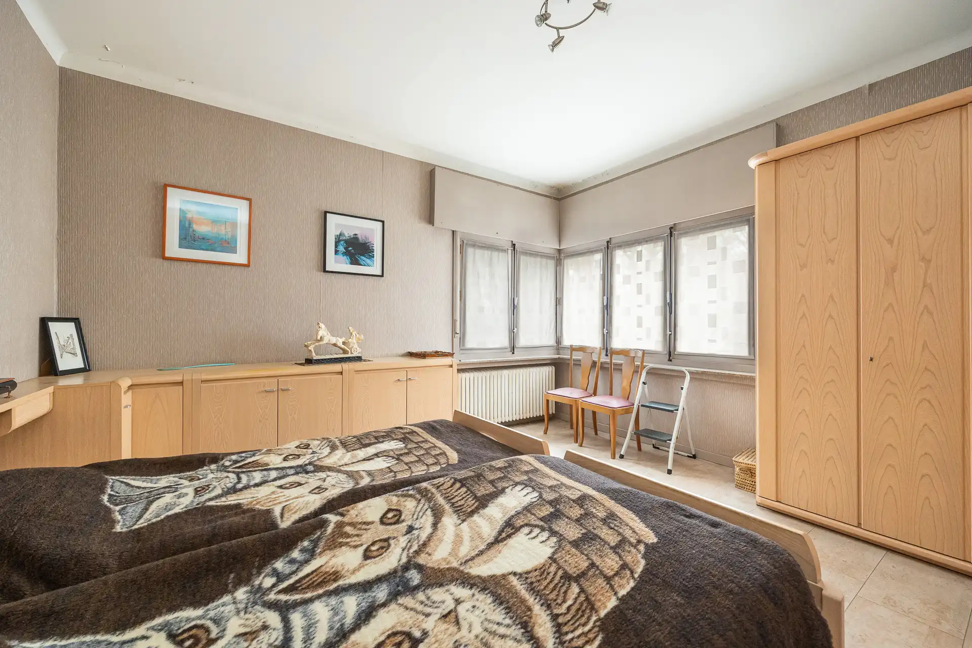 Ruime villa met garage en zwembad + bouwgrond + 2 magazijnen foto 49