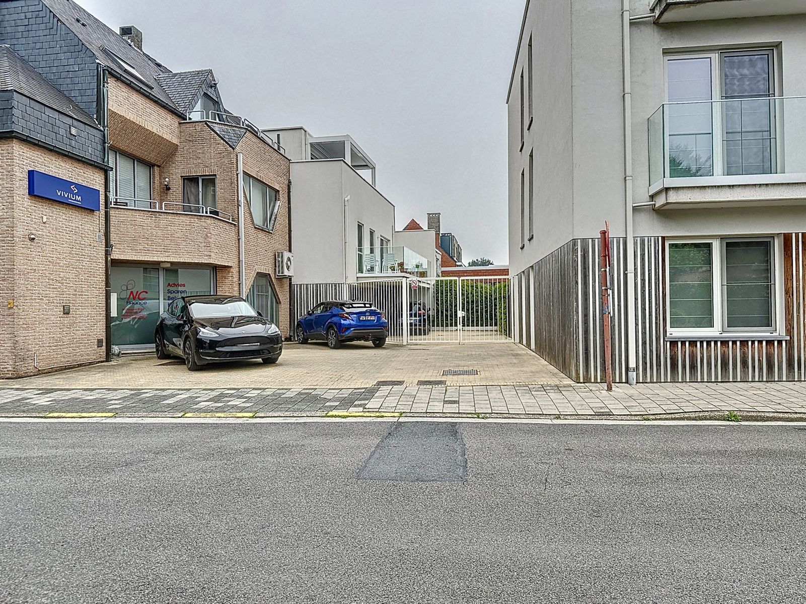 Twee bovengrondse staanplaatsen in open lucht nabij centrum foto 7