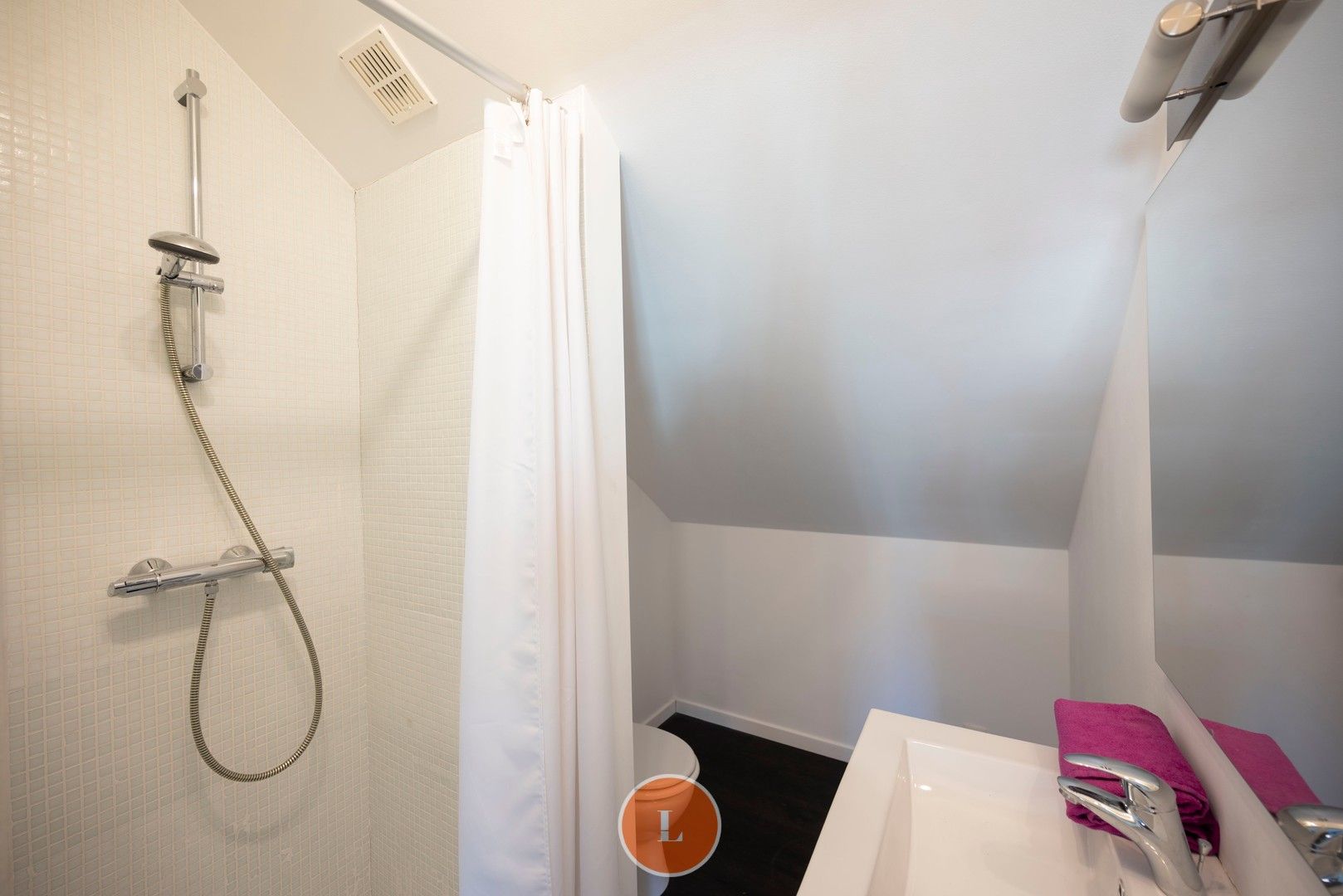 Woonhuis gedeeltelijk ingericht als kapperszaak en gemakkelijk te veranderen in trendy woning foto 16