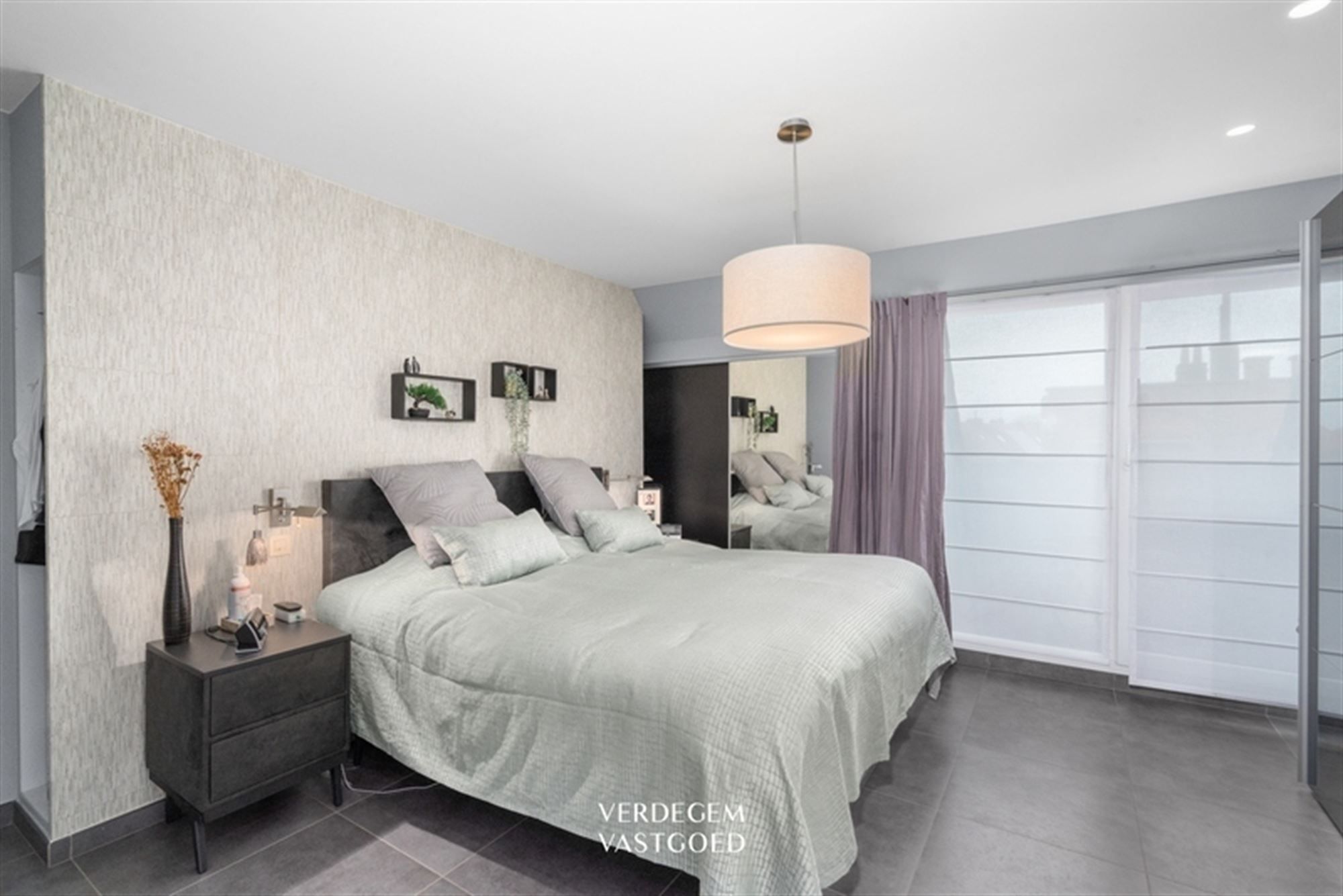 Instapklaar en knap afgewerkte woning met 2 garages, geniettuin en atelier/praktijk foto 13
