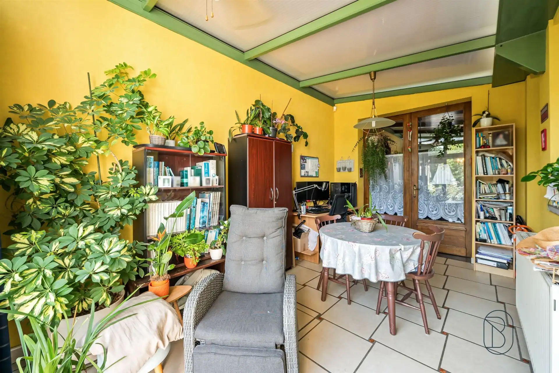 Instapklare 3-slpk woning met 2 garages, tuin en bouwgrond! foto 10