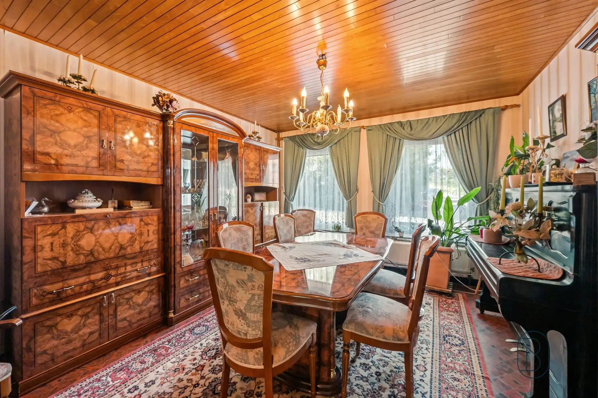 Instapklare 3-slpk woning met 2 garages, tuin en bouwgrond! foto 9