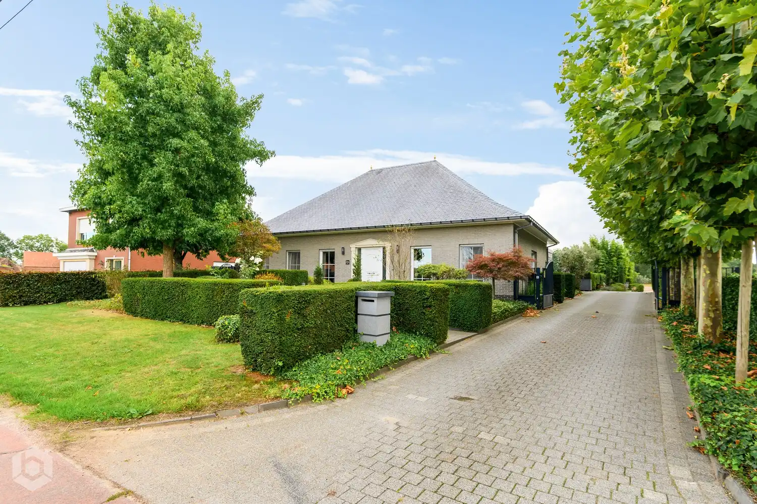 Instapklare villa met 5 slpkrs en zwembad op een perceel van 2.649 m² foto 2