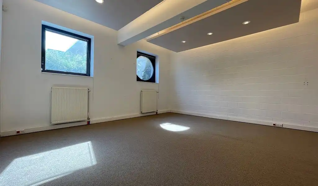 Budgetvriendelijk kantoor te huur aan luchthaven in Deurne foto 3