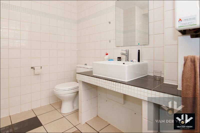 Instapklaar gelijkvloers appartement met ruime tuin te Tuilt foto 14