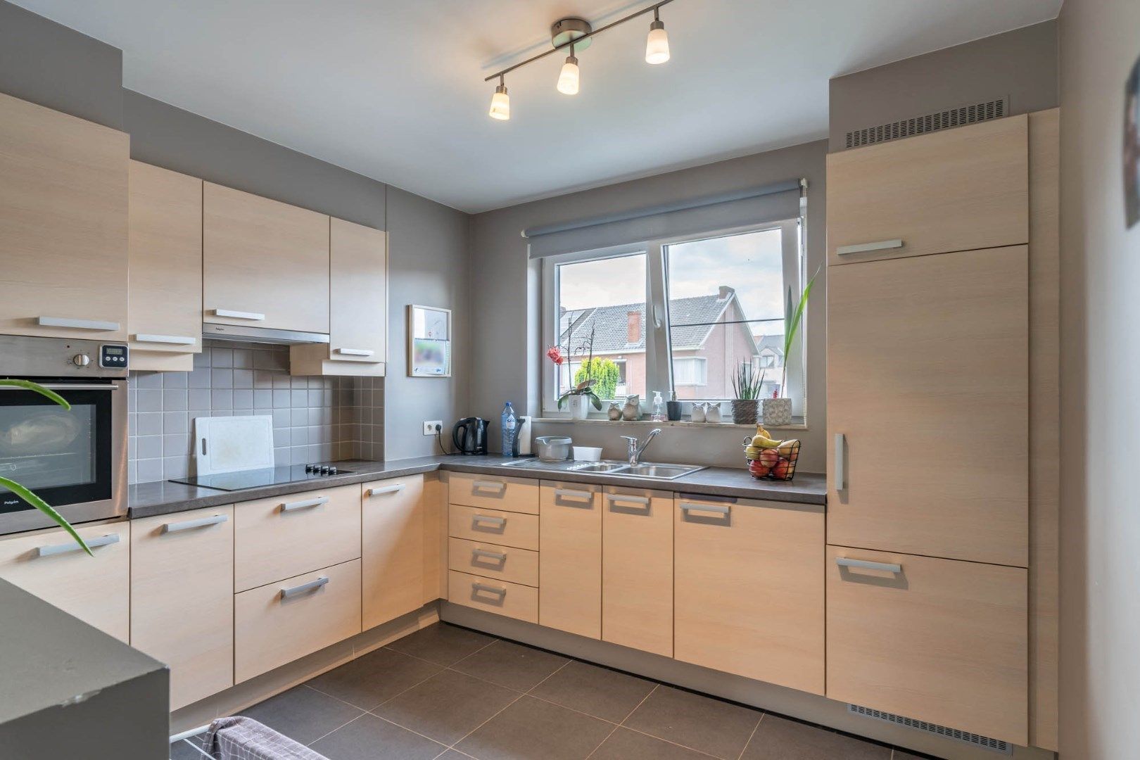 - IN OPTIE - Ruim en degelijk duplexappartement met drie slaapkamers, terras en autostandplaats in de dorpskern van Beverst foto 12