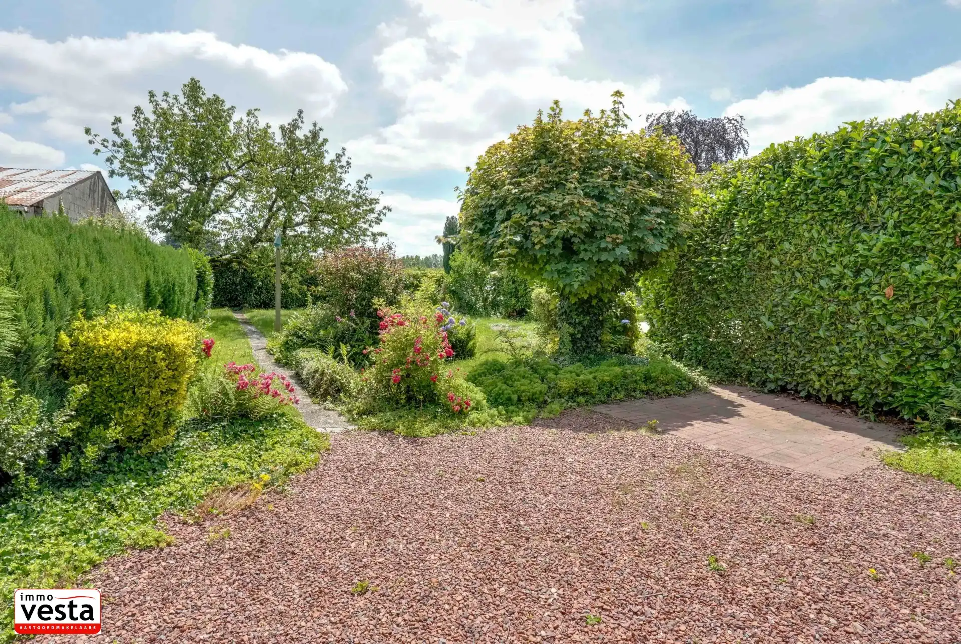 Ruime gezinswoning met tuin foto 23