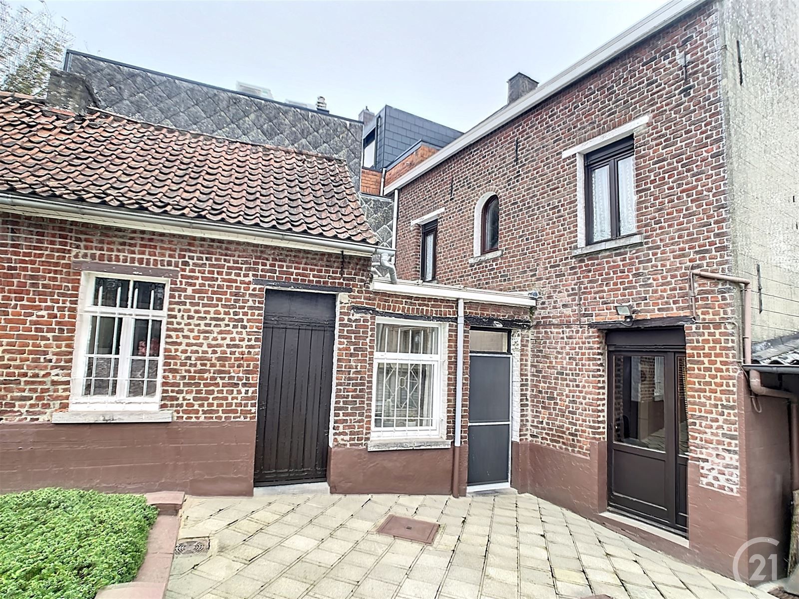 Te renoveren gezinswoning met tuin en weide op 35are40 foto 2