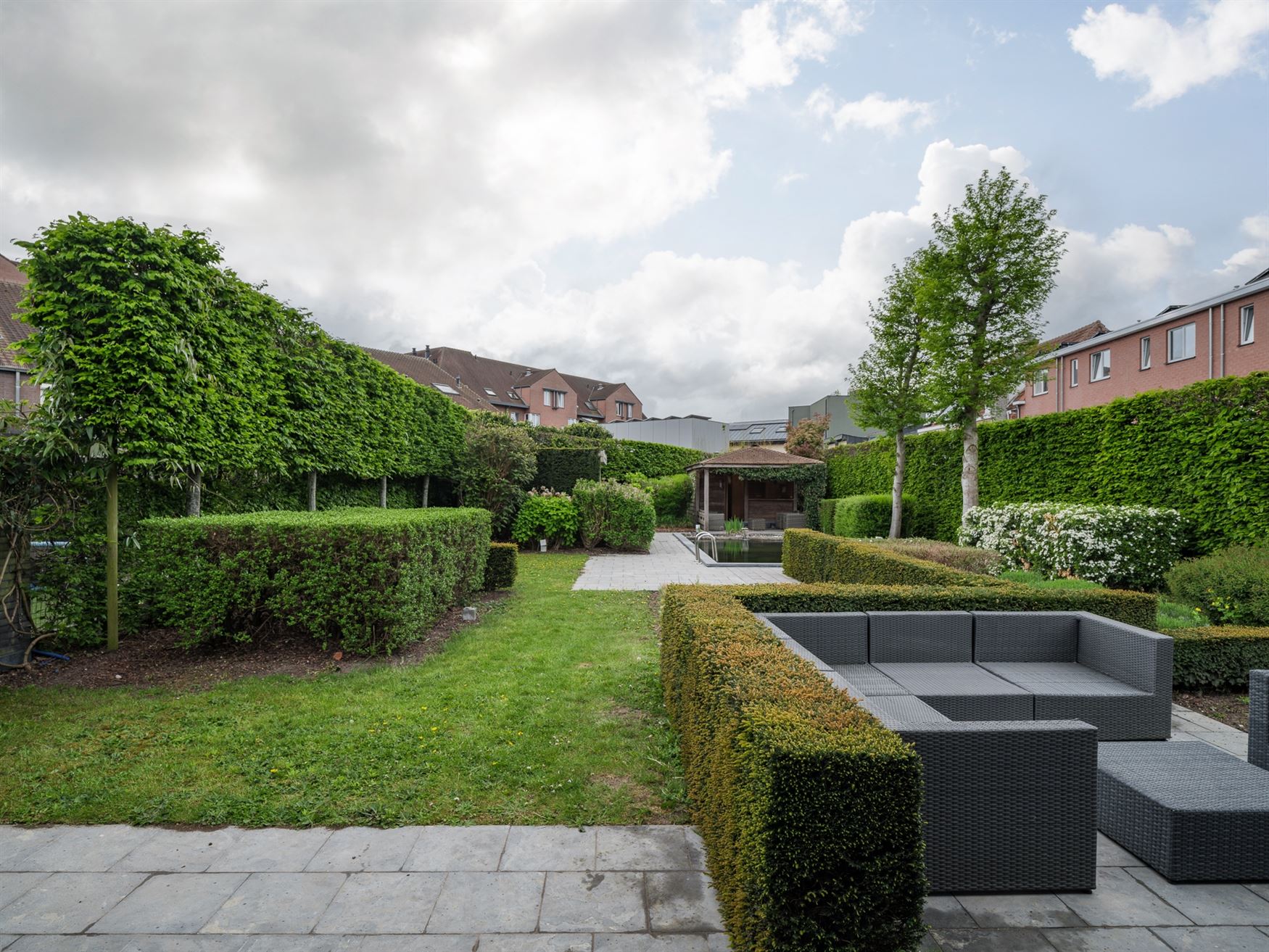 Woning met kantoor, parking en tuin foto 3
