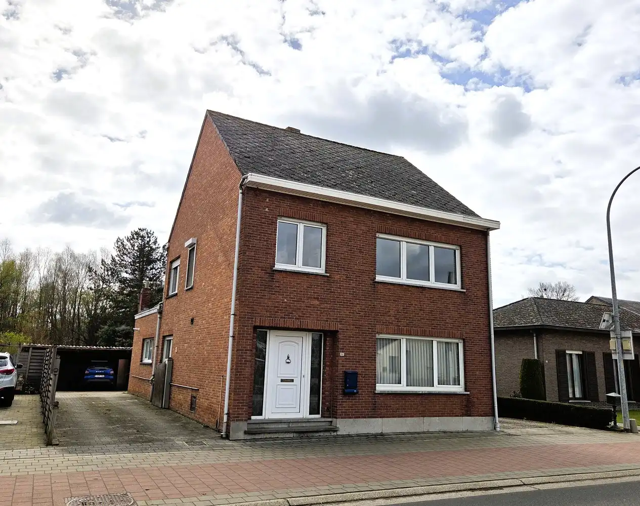 Hoofdfoto van de publicatie: Ruime woning met 3 ruime slaapkamers en bureau, grote zolder en achterliggend weiland