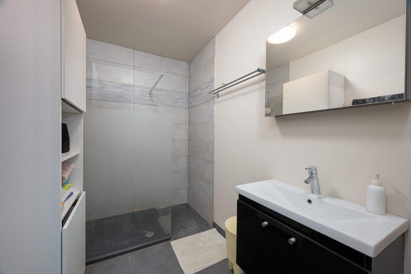 Instapklaar gelijkvloers appartement met 2 slaapkamers en garage – ideaal voor starters of investeerders foto 7