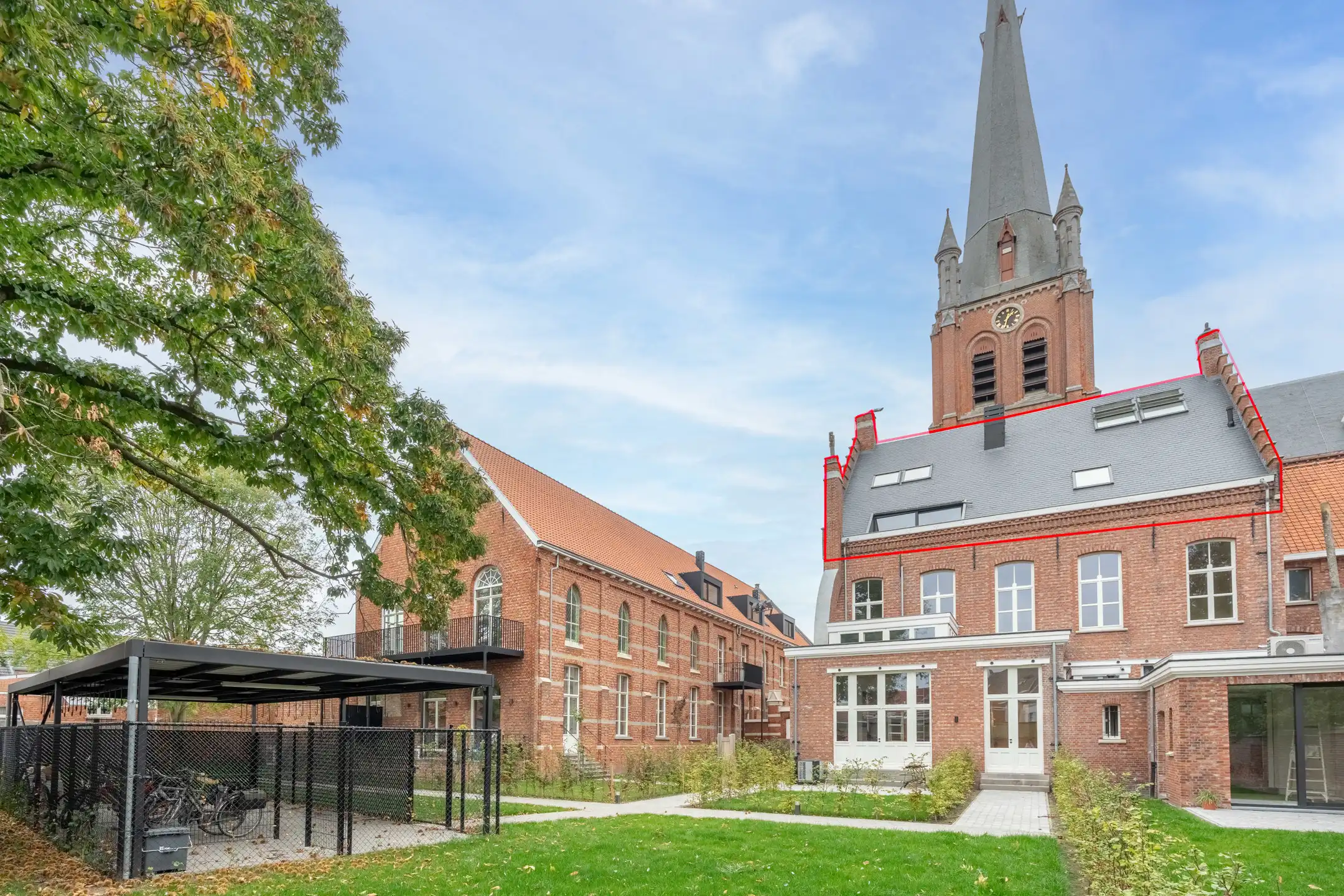 Unieke appartementen in en rond de oude Pastorij aan het Kerkplein in Turnhout foto {{pictureIndex}}