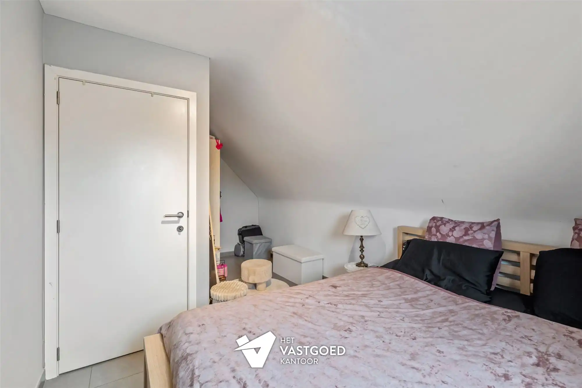 ZEER RUIM DUPLEX APPARTEMENT (149M²) MET 3 SLAAPKAMERS, TERRAS EN 2 AUTOSTAANPLAATSEN TE HAM foto 13