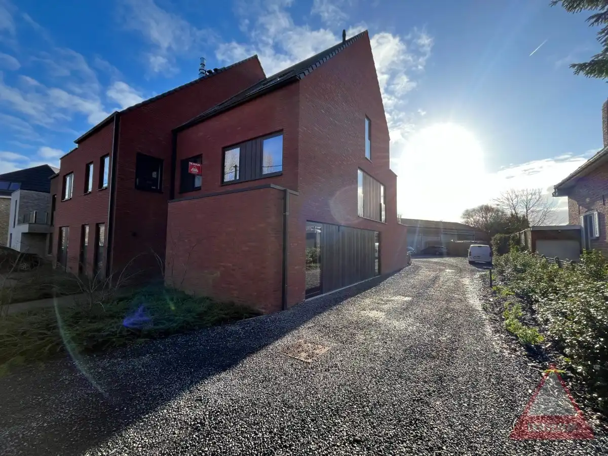 Moorslede – Lichtrijk nieuwbouwappartement met terras en autostaanplaats foto {{pictureIndex}}