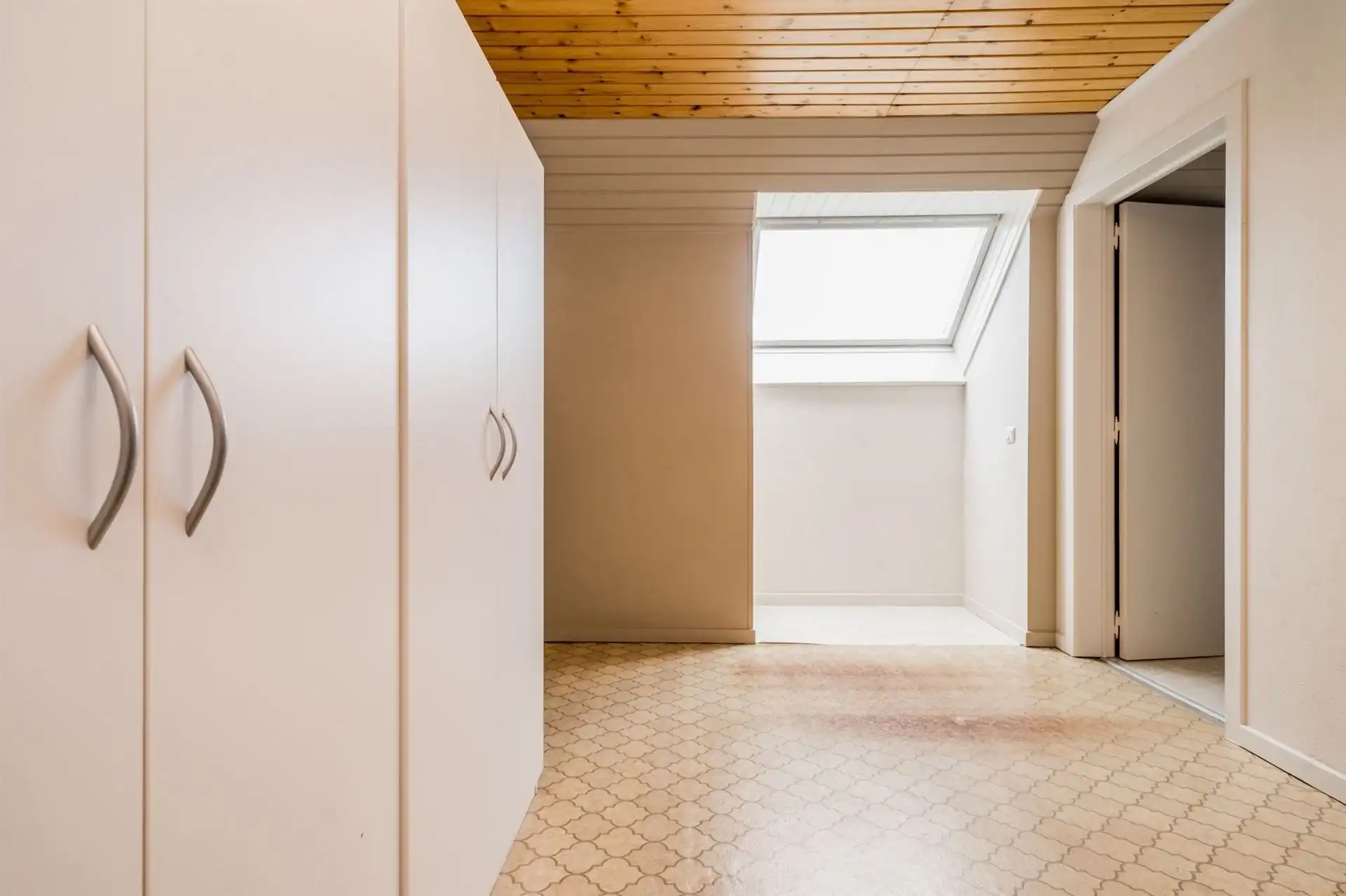 Ruime halfopen bebouwing  met 5 slaapkamers, tuin en garage. foto 16