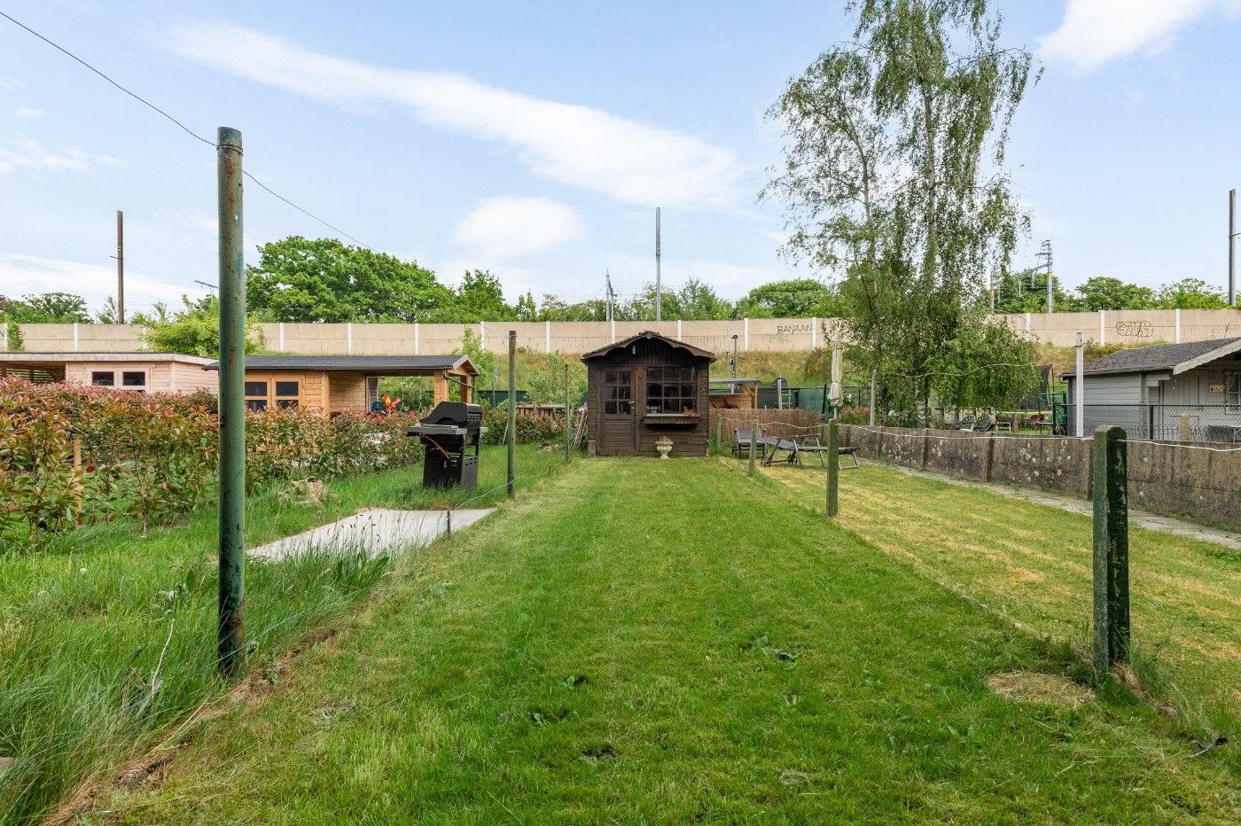 Op te frissen app. op 2e verd. met 2slpk., garage, berging en tuin foto 22