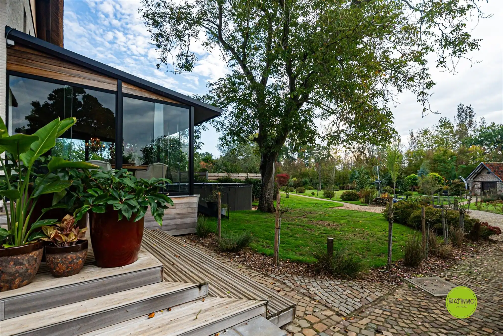 Unieke, luxueus gerenoveerde woning op uitzonderlijk perceel foto 20