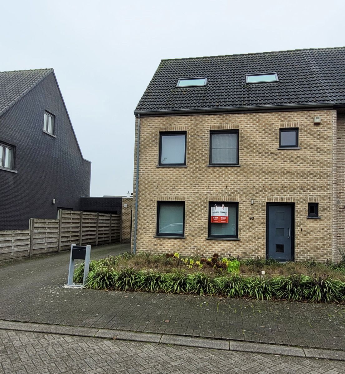 Modern energiezuinige halfopen huis met 4 slaapkamers, voor- en achtertuin in een kindvriendelijke buurt, biedt de perfecte combinatie van rust, veiligheid en kortbij het centrum foto 2