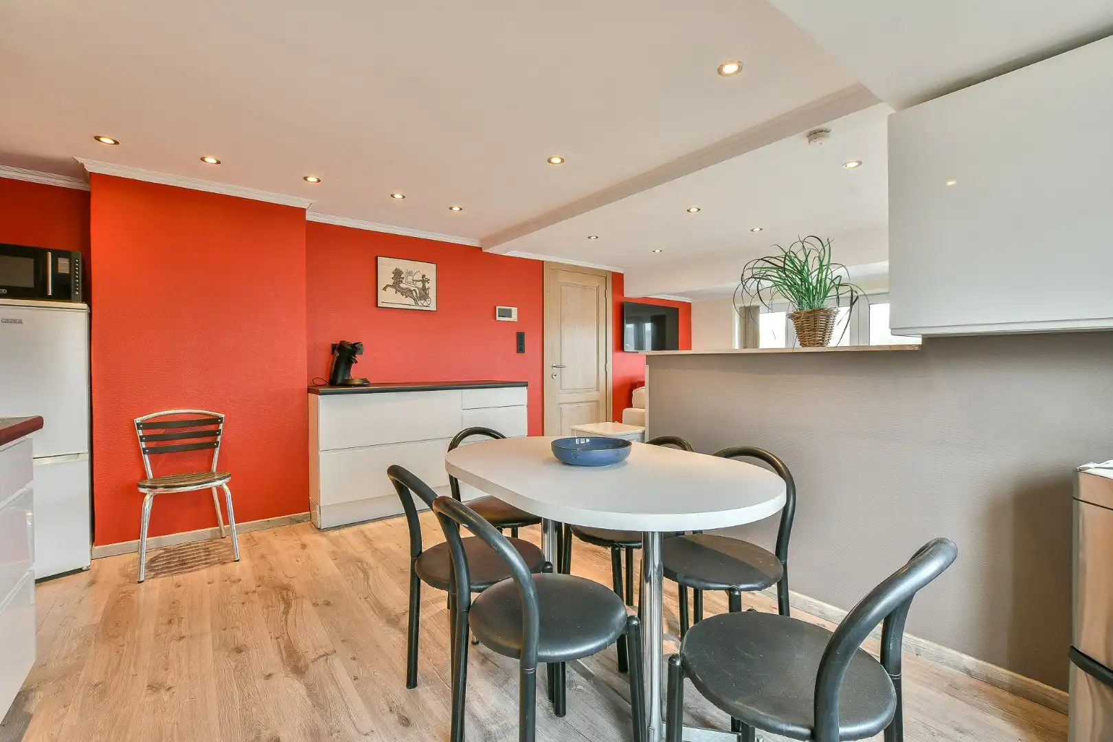 Ruime woning met veel mogelijkheden, carport en 2 parkeerplaatsen - vlakbij centrum & zee!  foto 4