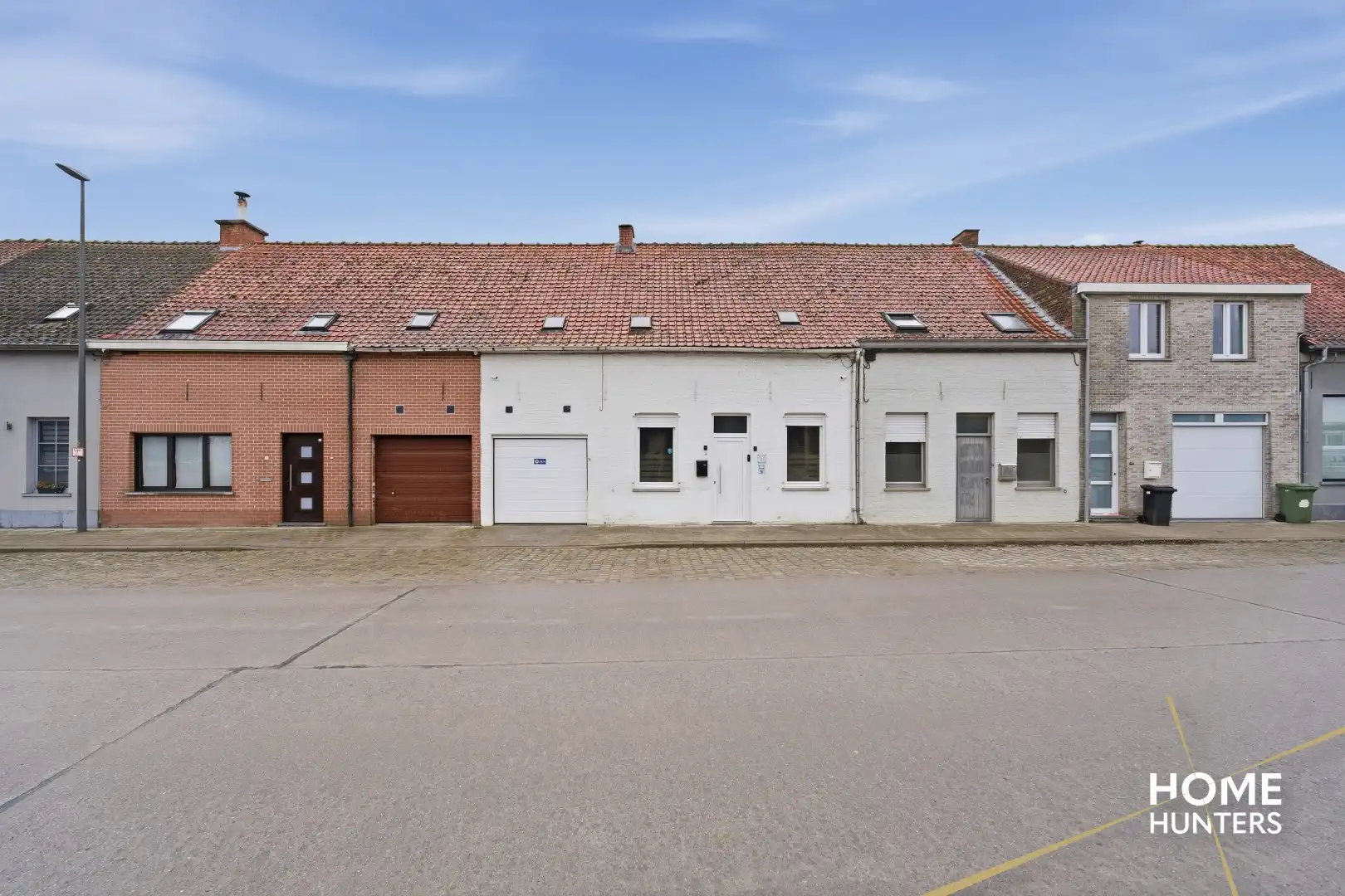 Te renoveren woning met 3 slaapkamers en ruime garage in Vlamertinge foto 2