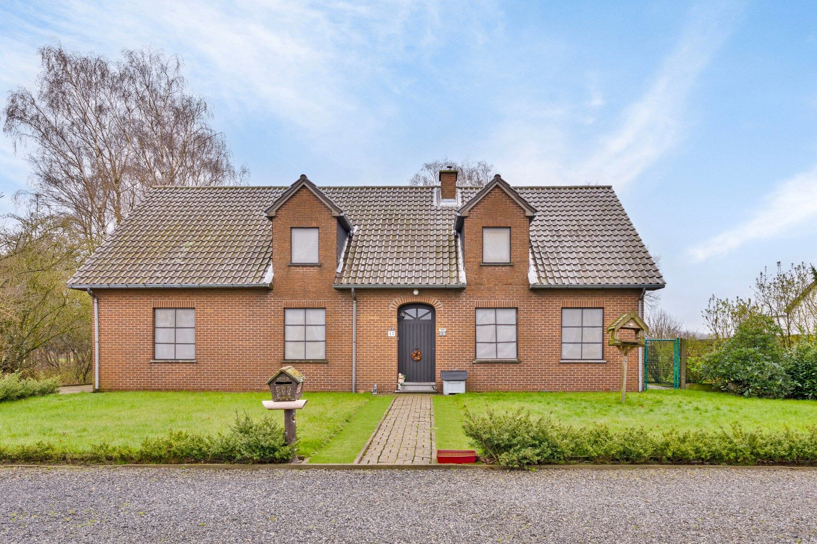 Ruime woning met 7 slpks, rustig en landelijk gelegen op 2.336m² nabij het centrum ! foto 1