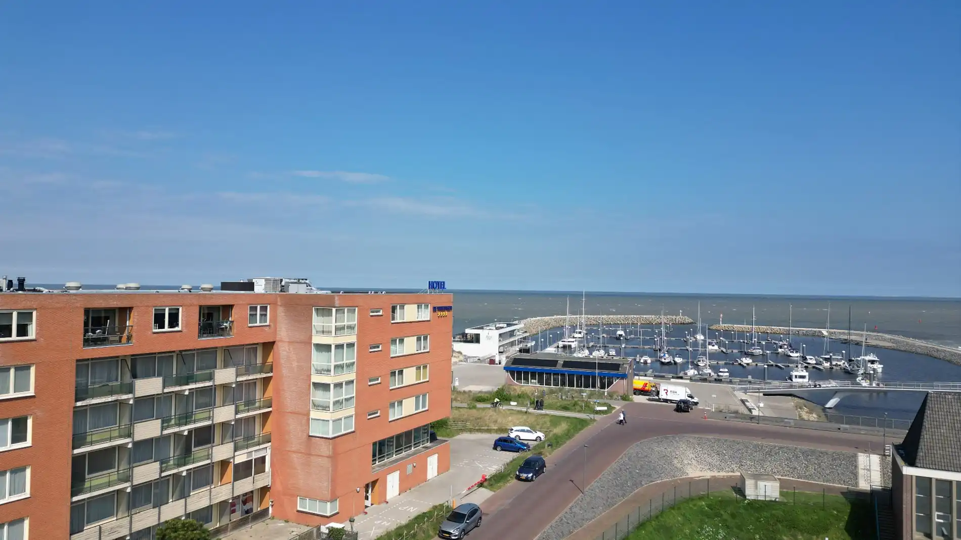 Uniek zicht op haven en zee! foto 5