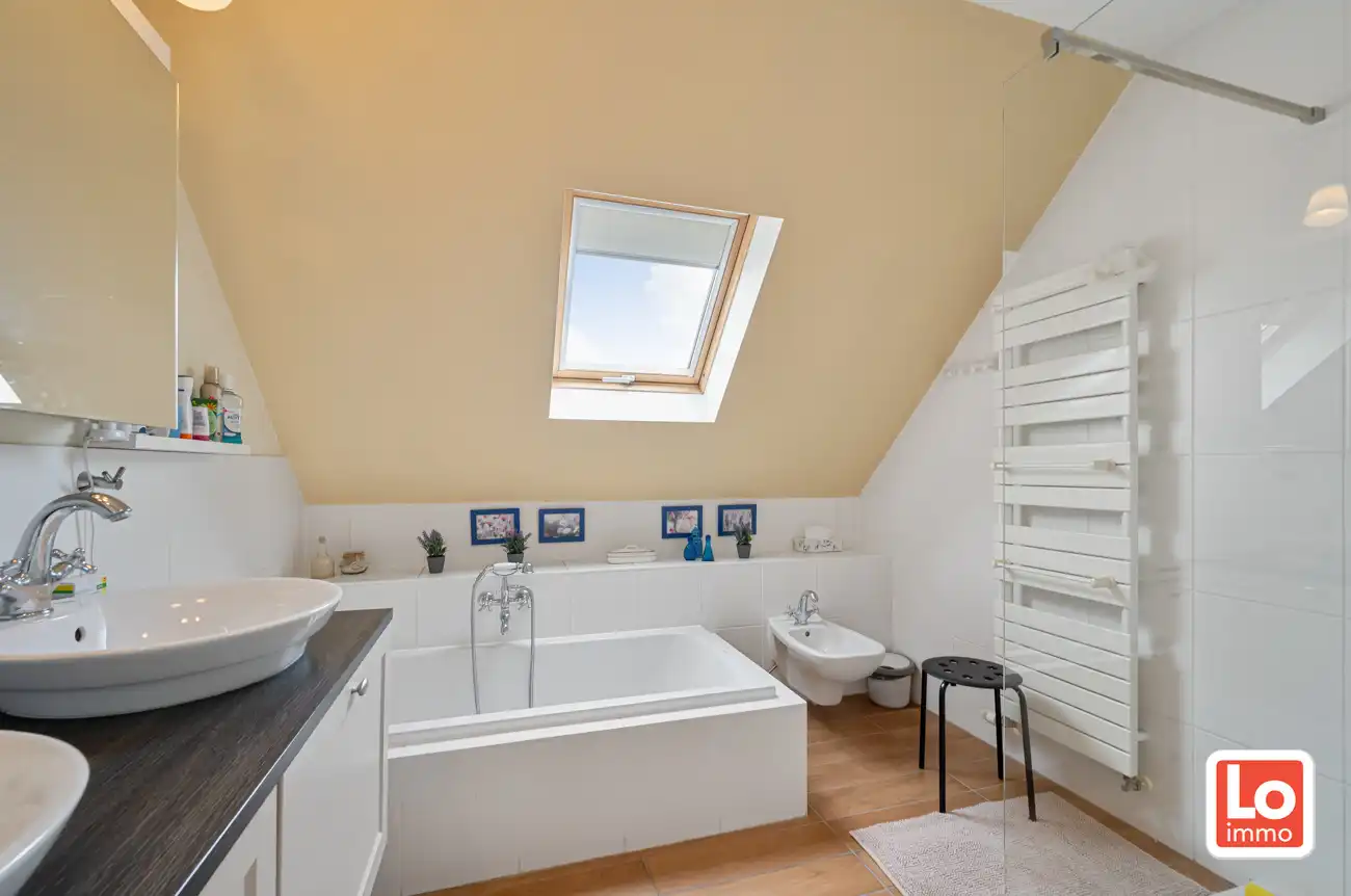 Degelijke, ruime en lichtrijke open woning met inpandige garage op een rustige locatie en toch vlakbij&nbsp; het centrum van het bruisende Lochristi! foto 16