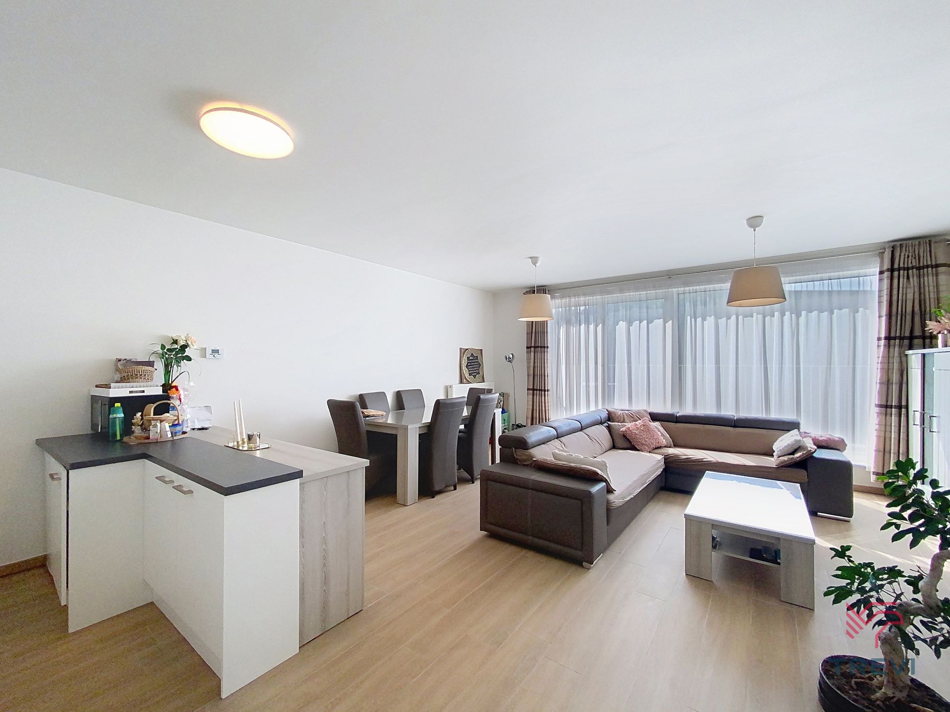 Mooi appartement met 2 slaapkamers en terras. foto {{pictureIndex}}