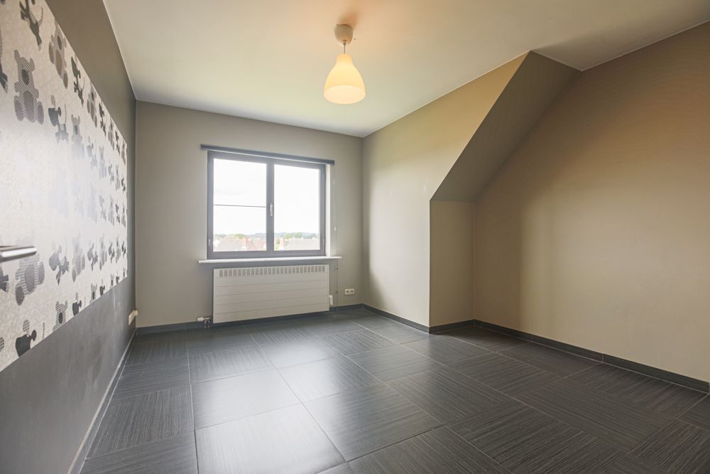 Vernieuwd 2 slaapkamer appartement met terras en garage foto 14