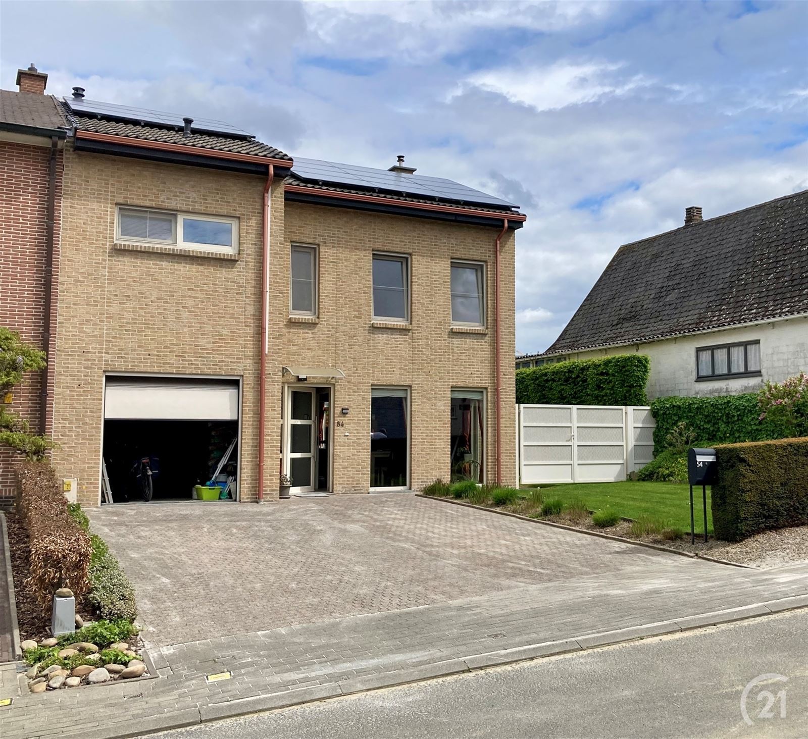 Instapklare halfopen bebouwing met veranda, zonnepanelen en tuin in rustige straat ! foto 3