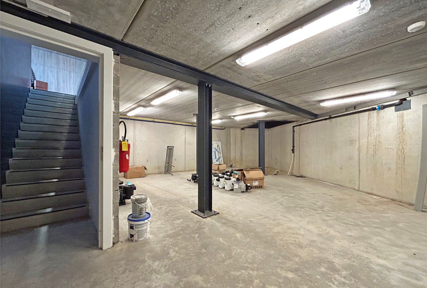 Modern en lichtrijk handelspand/kantoor met magazijn (300m²) te huur in Wijnegem! foto 5