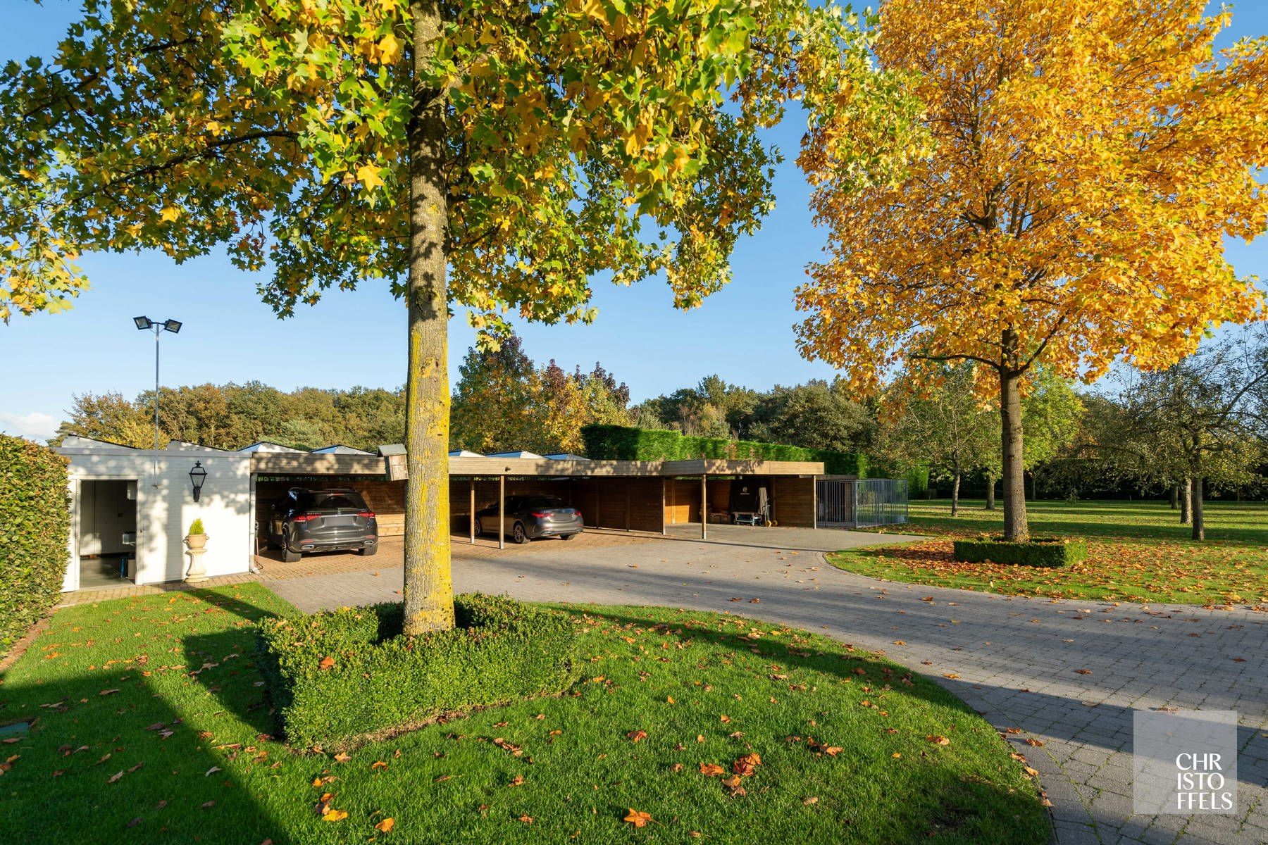 Eigentijdse villa (428m²) met zwembad en 2de woning (187m²) op perceel van 36a43ca.  foto 36