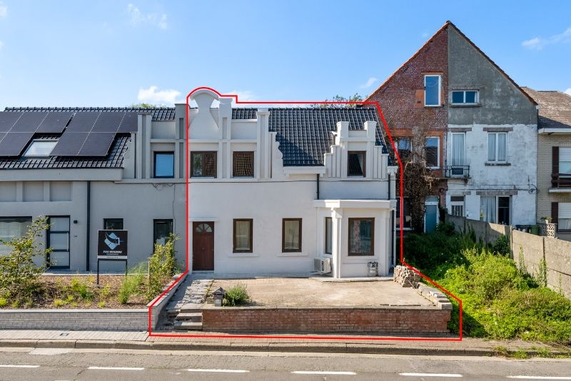 Volledig gerenoveerde woning met 3 slaapkamers, tuin en garage foto {{pictureIndex}}