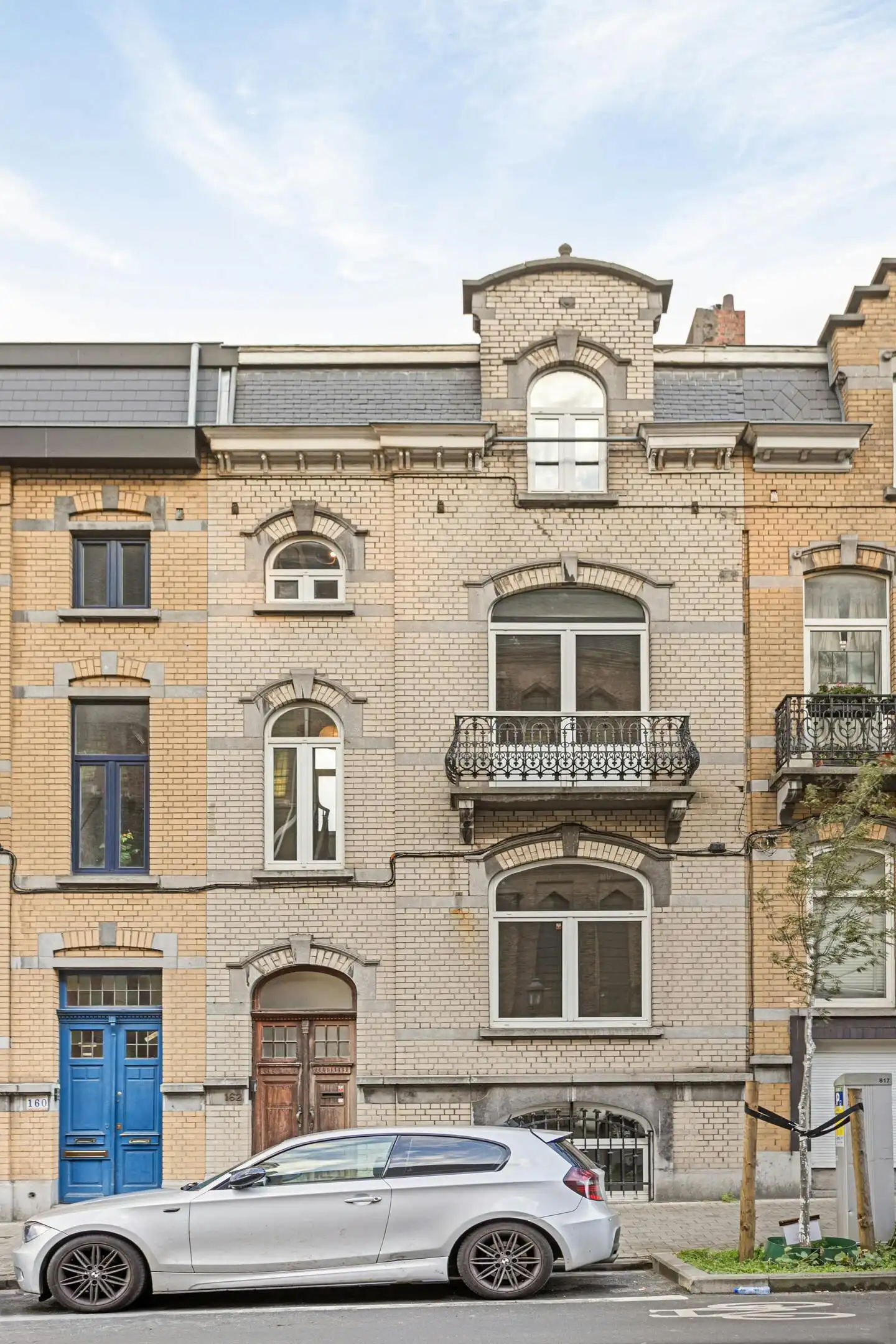Herenhuis te koop in Schaarbeek! foto {{pictureIndex}}