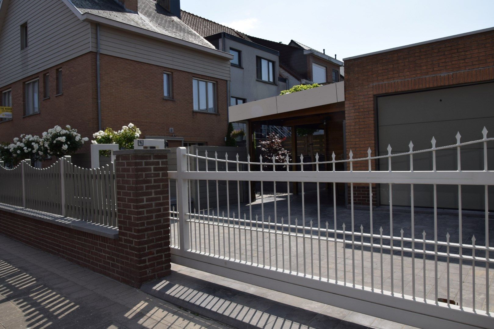 Ruime hoekwoning met garage en 4 slaapkamers in Bredene Dorp foto 2
