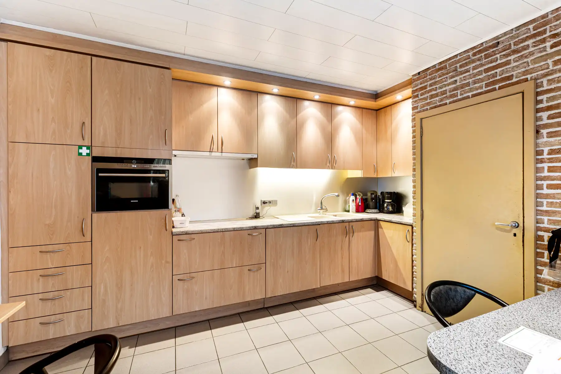 Handelshuis met woonst op sterke locatie in Sint-Kruis foto 15