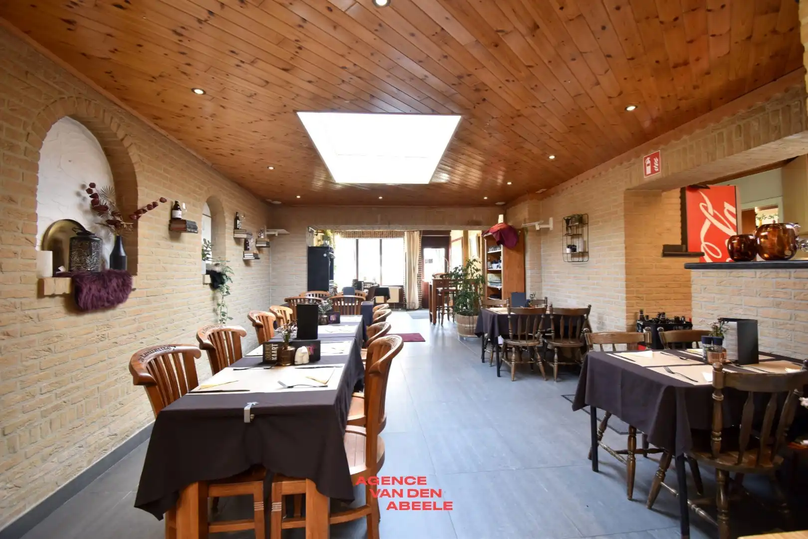 Handelspand bestaande uit eethuis met café en privé woonst foto 19