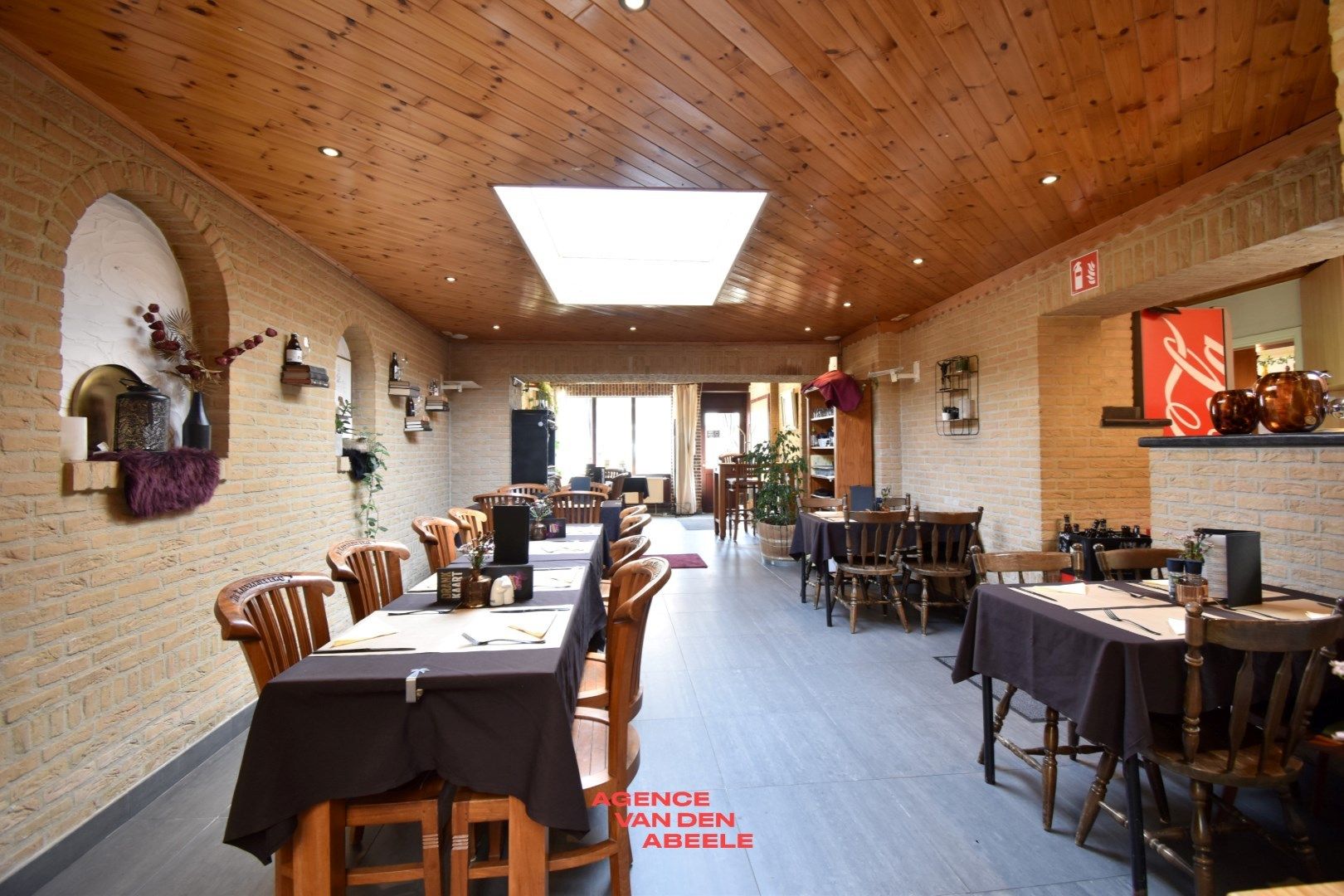 Handelspand bestaande uit eethuis met café en privé woonst foto 19