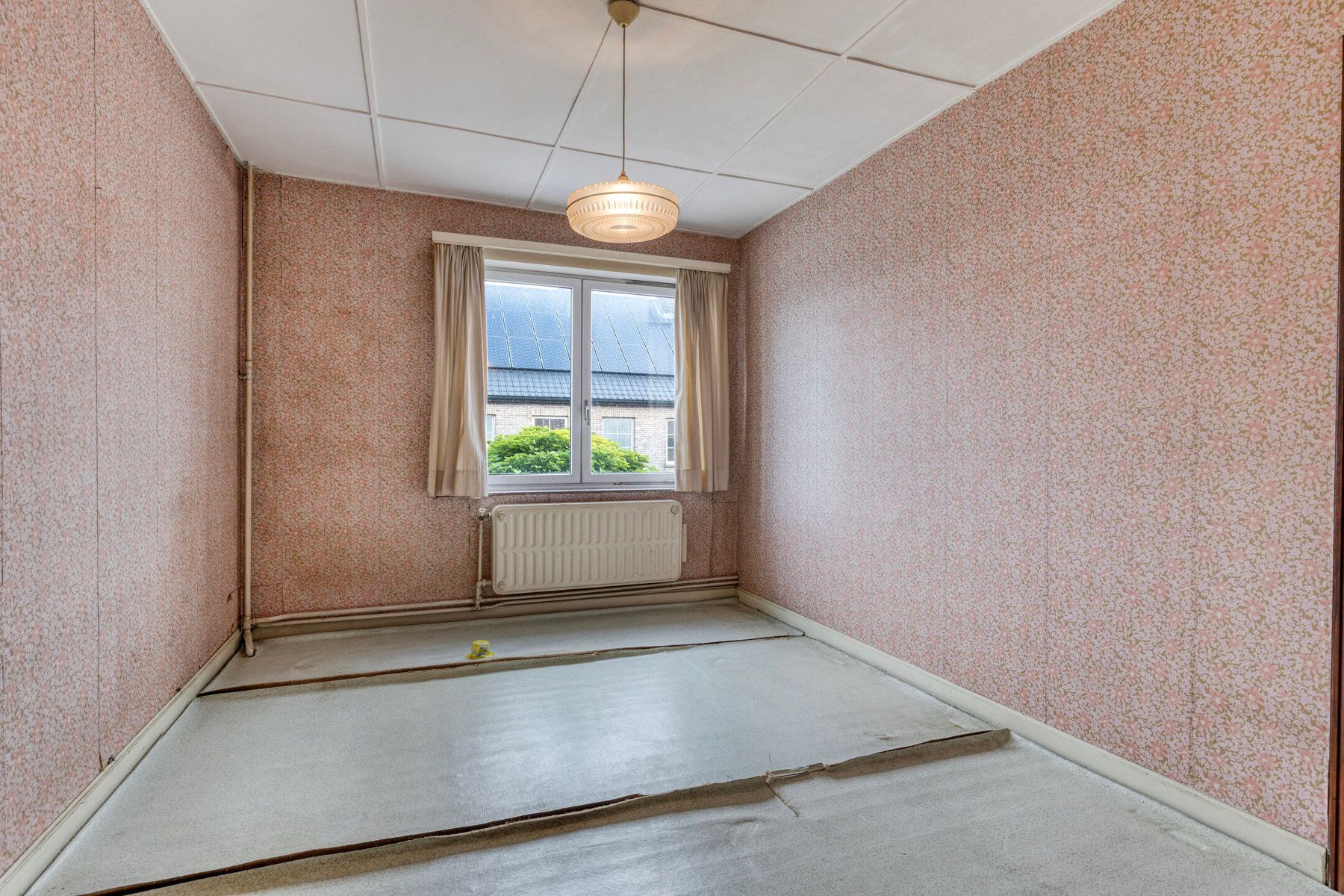 Ruime te renoveren woning met opslagplaats in hartje Gooik foto 17