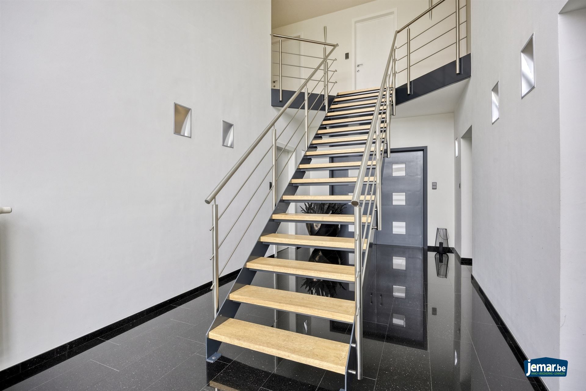 Ruime gezinswoning met 4 slaapkamers en 2 badkamers foto 5
