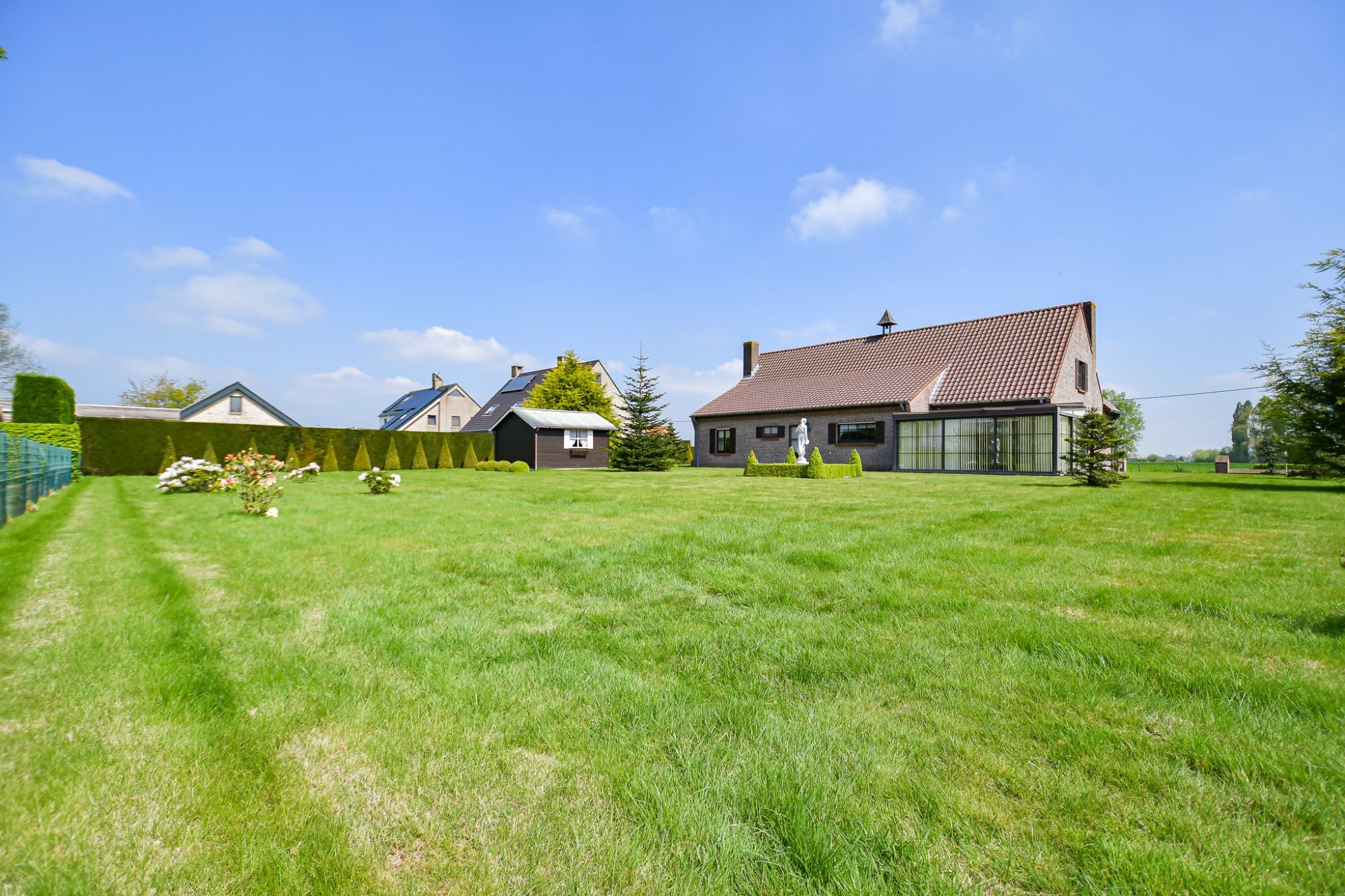 RUIME CHARMANTE VILLA met GROTE TUIN op 2222m² en woonopp. van 276m². foto 2