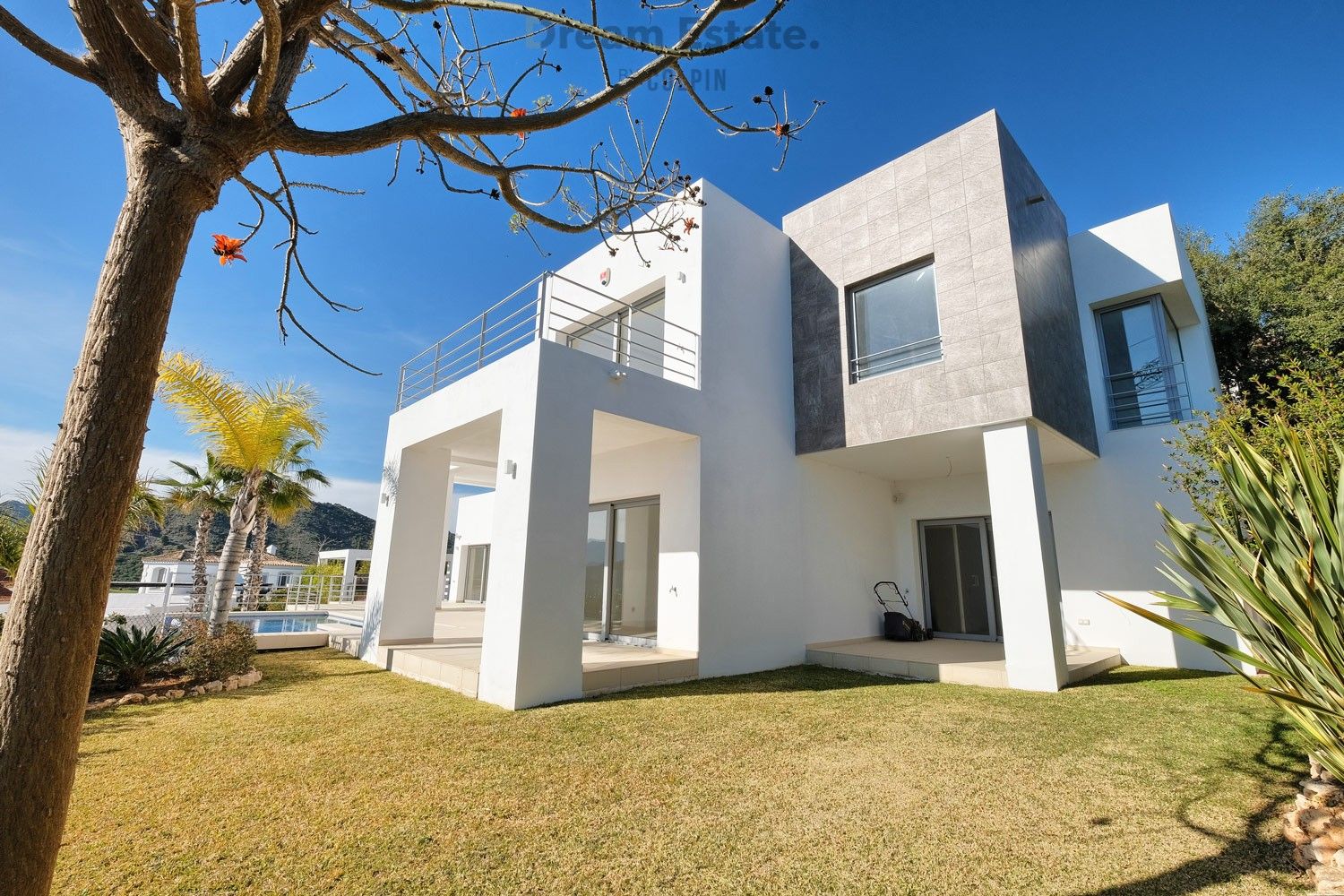 Nieuwe moderne villa met uitzicht op zee en bergen. foto 10