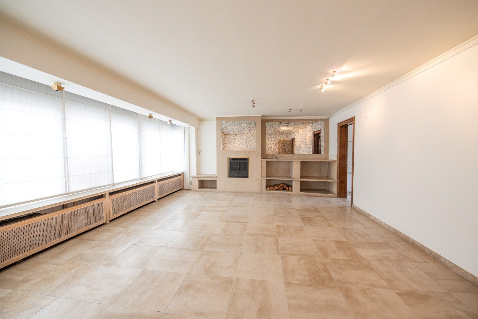 Handelspand (woonst, winkel en opslagplaats) te huur  in het centrum te Waregem!  foto 13
