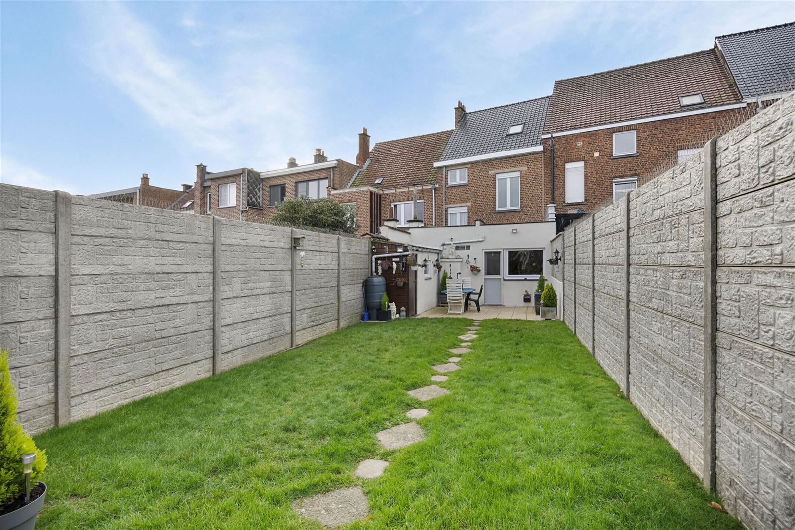 Zeer goed onderhouden woning met 3 slaapkamers en prachtige tuin foto 24