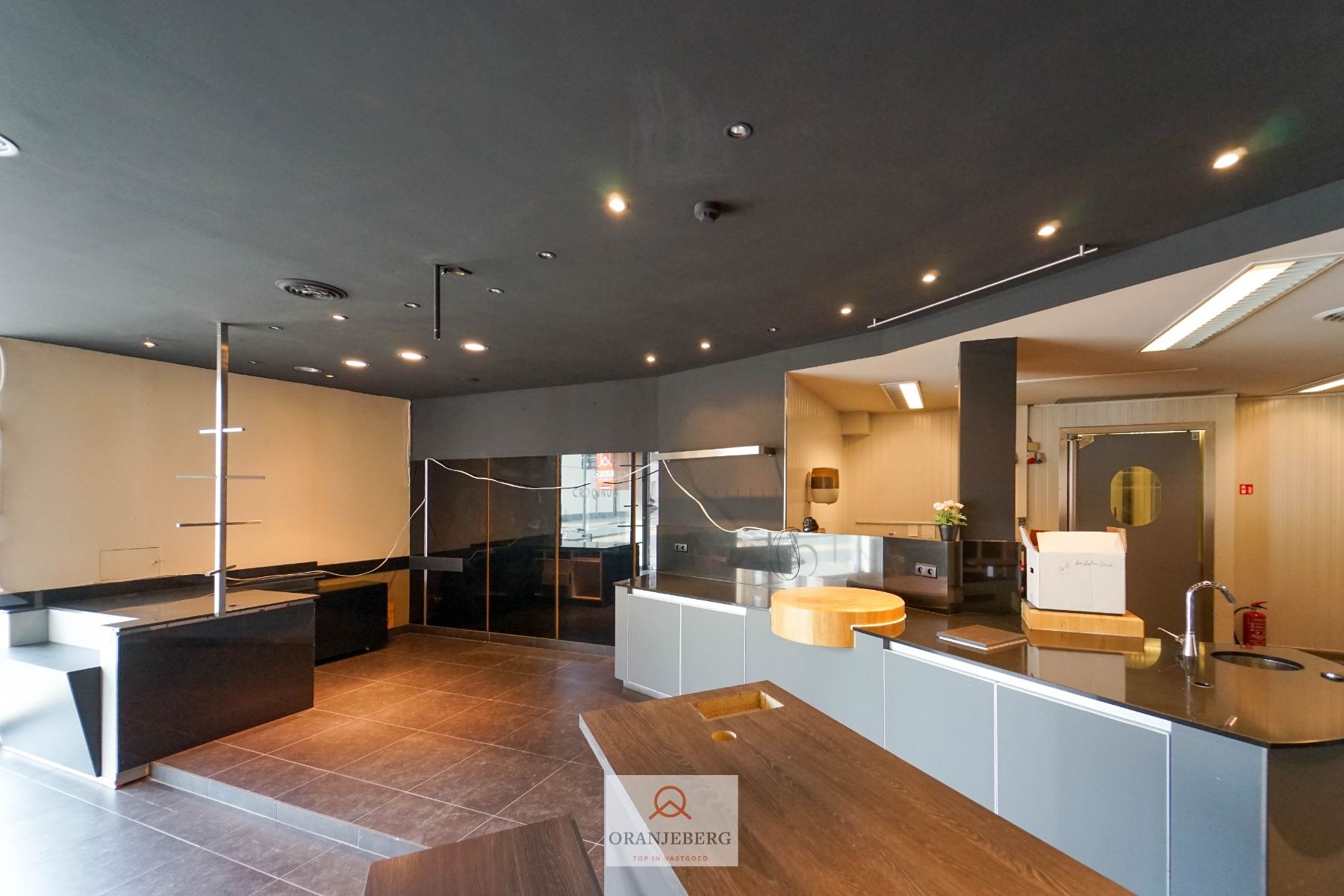 Volledig gerenoveerde winkelruimte + atelier met garage te huur in Gentbrugge foto 7