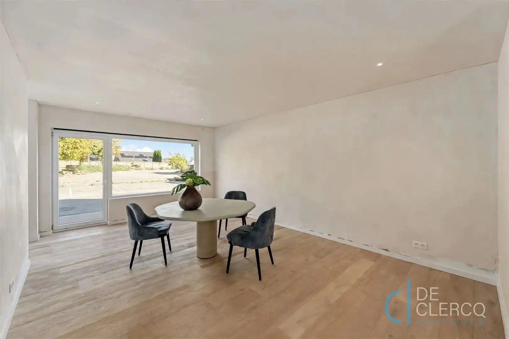 Gerenoveerde woning met oprit te koop in centrum Lochristi!  foto 4