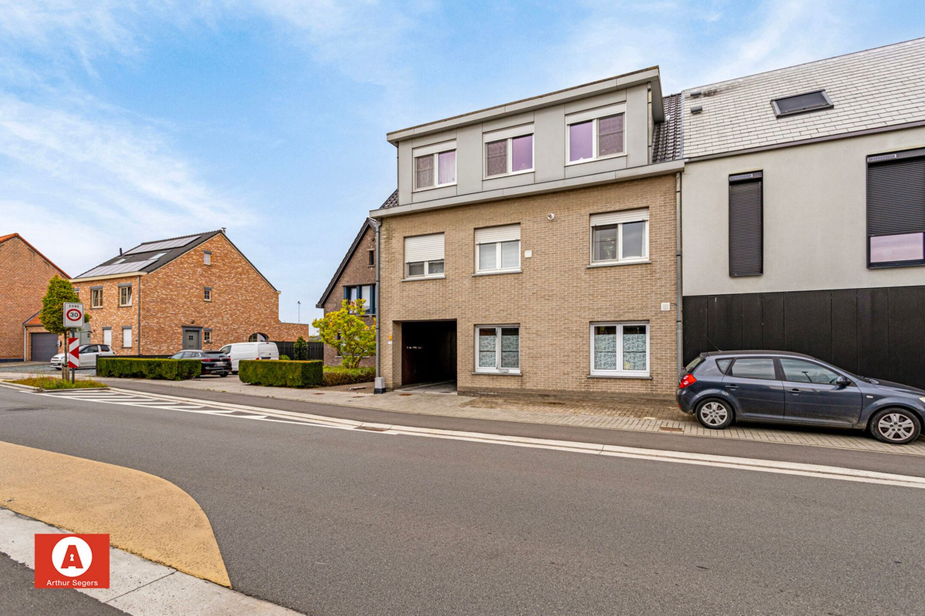 Gelijkvloers appartement met autostaanplaats, terras en tuin foto 1