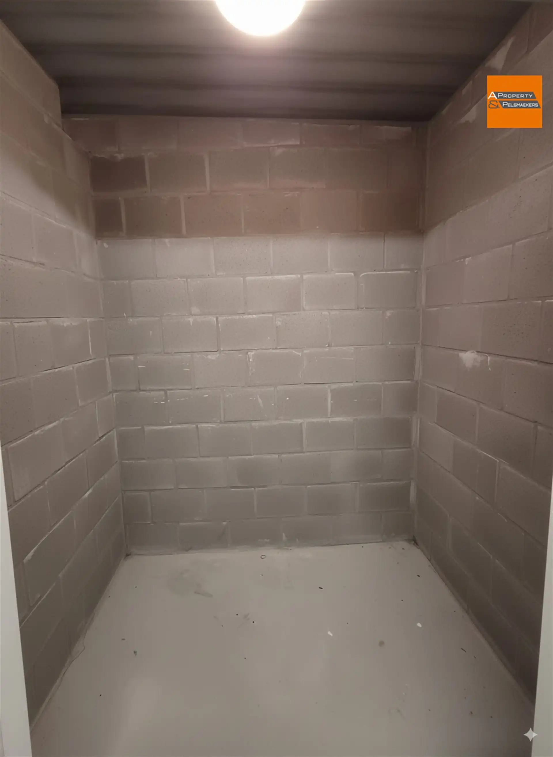 Ruime gemeubileerde studio met parkeerplaats en kelder foto 8